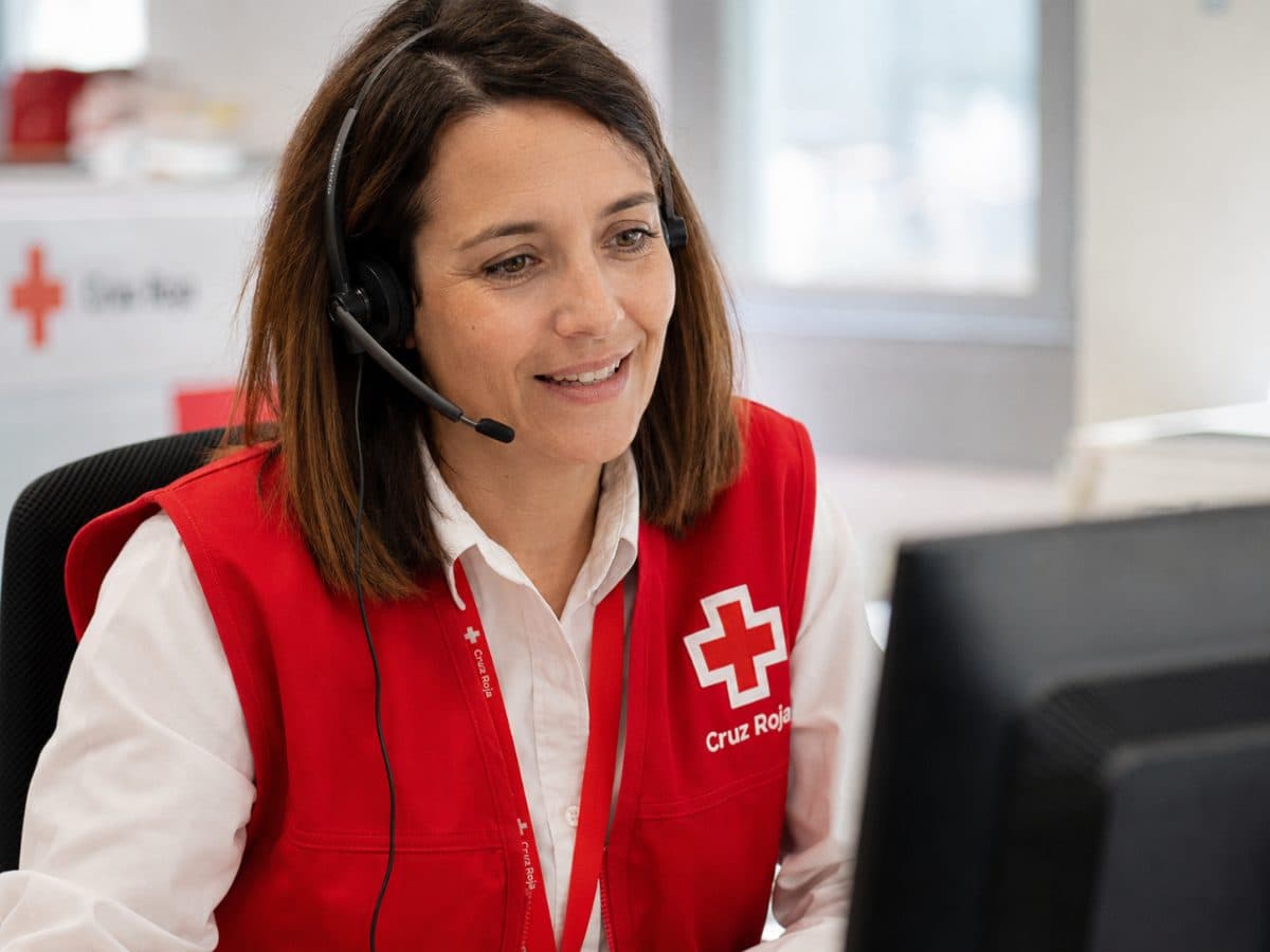 Operadora de Cruz Roja atendiendo una llamada